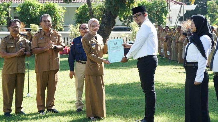 Mbak Wali Terima Penghargaan dan Serahkan SK CPNS dan PPPK. Foto : Dok. Pemkot Kediri