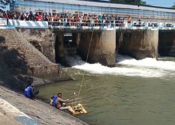 Meriahnya Tradisi Larung Sesaji di Dam Baduk Nganjuk