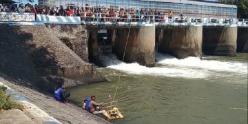 Meriahnya Tradisi Larung Sesaji di Dam Baduk Nganjuk (foto/Bacaini)