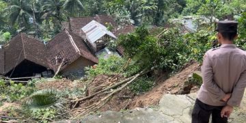 Longsor di Kampak Trenggalek Rusak 2 Rumah Warga (foto/Bacaini)