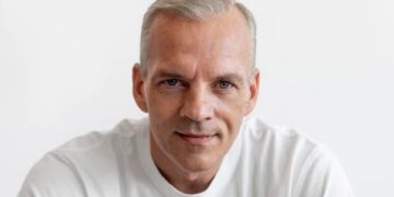 Kebiasaan Remeh Bikin Cepat Tua, Minum Pakai Sedotan Salah Satunya. (foto ilustrasi/freepik)