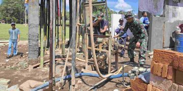Satgas TMMD ke-124 saat melakukan pembangunan tambahan dua sumur bor di Desa Plalangan