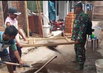 Personil TNI bersama warga saat membangun rumah milik Fauzi. Foto : Bacaini.ID/Mega