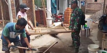 Personil TNI bersama warga saat membangun rumah milik Fauzi. Foto : Bacaini.ID/Mega