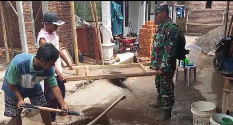 Satgas TMMD ke-124 Kodim Jember Mulai Bangun Kerangka Atap Rumah Fauzi