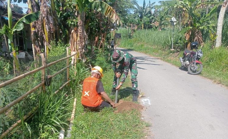 Personil TNI bersama Pekerja PLN saat membangun Penerangan Jalan Umum (PJU) di Desa Plalangan, Kecamatan Kalisat, Kabupaten Jember. Foto : Bacaini.id/Mega