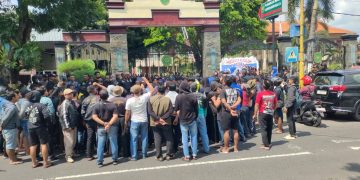 Massa usai menggelar aksi tabur bunga di depan Pengadilan Negeri. Foto : Bacaini.ID/Jatmiko