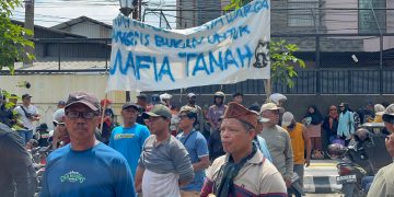 Ribuan warga aksi di depan Pemkab Kediri. Foto : Bacaini.ID/Jatmiko