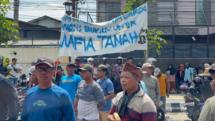 Tuntut Hak Kelola Hutan, Ribuan Warga Unjuk Rasa di Depan Kantor Pemkab Kediri