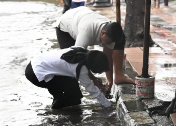 Mbak Vinanda Tinjau Banjir di Kota Kediri, Pungut Sampah yang Tutup Gorong-gorong. Foto : Dok. Pemkot Kediri