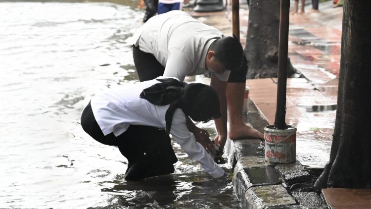Mbak Vinanda Tinjau Banjir di Kota Kediri, Pungut Sampah yang Tutup Gorong-gorong