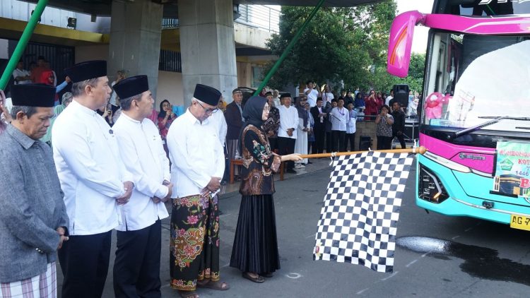 Berangkatkan Calon Jemaah Haji, Mbak Wali Titipkan Doa Untuk Kota Kediri