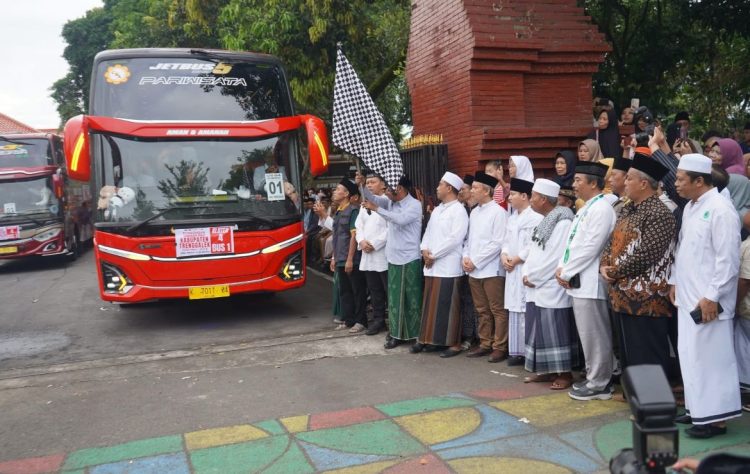 Keberangkatan Wakil Bupati Trenggalek dan Istri Ditunda, 359 CJH Diberangkatkan