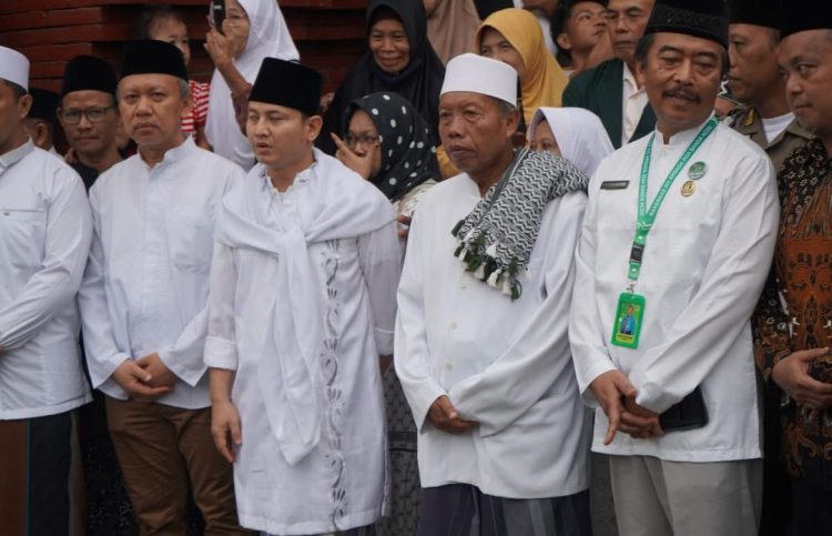 359 Calon Haji Trenggalek Diberangkatkan Menuju Asrama Haji Sukolilo