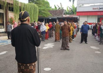 Peringati Hardiknas, ASN Trenggalek Kenakan Pakaian Adat Jawa