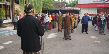 Peringati Hardiknas, ASN Trenggalek Kenakan Pakaian Adat Jawa