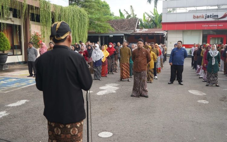 Peringati Hardiknas, ASN Trenggalek Kenakan Pakaian Adat Jawa