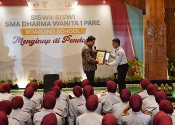 Mas Dhito Beri Kado Hardiknas Pada Siswa SMA Boarding School Menginap Di Rumdin Bupati, Ini Balasan Dari Siswa. Foto : Dok. Pemkab Kediri