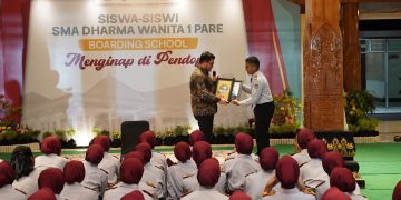 Mas Dhito Beri Kado Hardiknas Pada Siswa SMA Boarding School Menginap Di Rumdin Bupati, Ini Balasan Dari Siswa. Foto : Dok. Pemkab Kediri