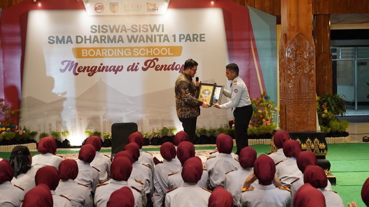 Mas Dhito Beri Kado Hardiknas Pada Siswa SMA Boarding School Menginap Di Rumdin Bupati, Ini Balasan Dari Siswa