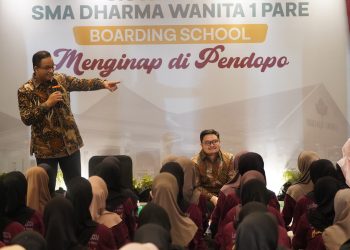 Didampingi Bupati Dhito, Anies Baswedan Sapa Siswa SMA Dharma Wanita Boarding School. Foto : Dok. Pemkab Kediri