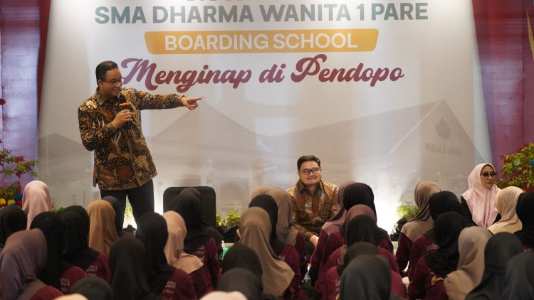 Didampingi Bupati Dhito, Anies Baswedan Sapa Siswa SMA Dharma Wanita Boarding School