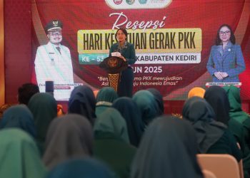 Mbak Cicha Apresiasi Kader PKK yang Telah Mengabdi Puluhan Tahun. Foto : Dok. Pemkab Kediri