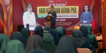 Mbak Cicha Apresiasi Kader PKK yang Telah Mengabdi Puluhan Tahun. Foto : Dok. Pemkab Kediri