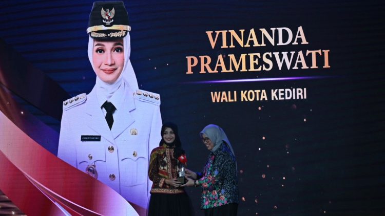 Mbak Wali Vinanda Raih Outstanding Young Public Leader of The Year Pada Leading Women Award 2025. Foto : Dok. Pemkot Kediri