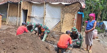 Senija, saat melihat proses pembangunan rumahnya oleh program TMMD ke-124