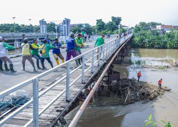 Sampah Mengancam Jembatan Cagar Budaya, Pemkot Kediri Bergerak Bersihkan Pilar. Foto ; Dok. Pemkot Kediri