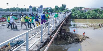 Sampah Mengancam Jembatan Cagar Budaya, Pemkot Kediri Bergerak Bersihkan Pilar. Foto ; Dok. Pemkot Kediri