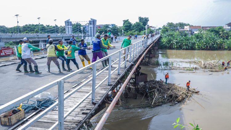 Sampah Mengancam Jembatan Cagar Budaya, Pemkot Kediri Bergerak Bersihkan Pilar. Foto ; Dok. Pemkot Kediri