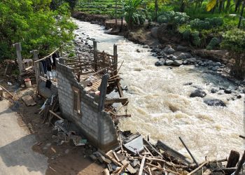 Korban Banjir di Mojo Terus Dicari, Mas Dhito Berharap Mbah Tekad Segera Ditemukan. Foto : Dok. Pemkab Kediri