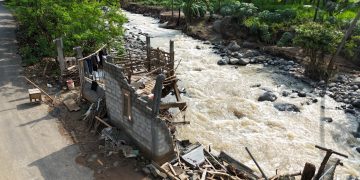 Korban Banjir di Mojo Terus Dicari, Mas Dhito Berharap Mbah Tekad Segera Ditemukan. Foto : Dok. Pemkab Kediri