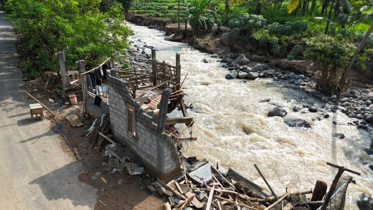 Korban Banjir di Mojo Terus Dicari, Mas Dhito Berharap Mbah Tekad Segera Ditemukan. Foto : Dok. Pemkab Kediri
