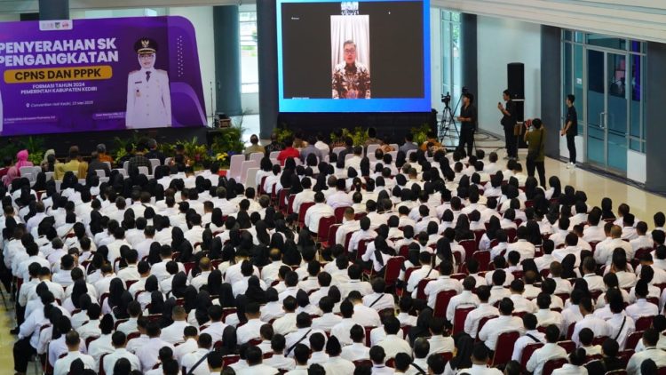 Penyerahan SK Pengangkatan CPNS dan PPPK, Mas Dhito; Jangan Terjebak di Zona Nyaman. Foto : DOk. Pemkab Kediri