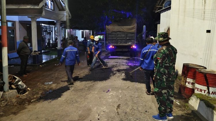 Program TMMD Ke-124, Pengaspalan Jalan Dusun CurahLembu Terus Digenjot