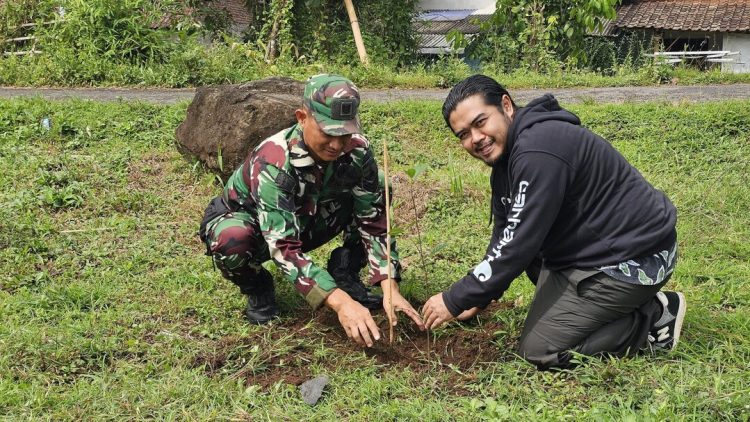 Kegiatan penaman pohon memperingati Hari Keanekaragaman Hayati, Satgas TNI Manunggal Membangun Desa (TMMD) ke-124
