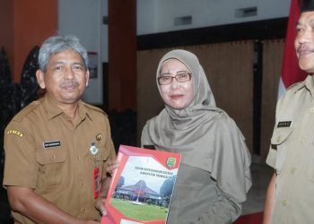 Sekda Trenggalek Serahkan SK Pensiun kepada 104 ASN yang Akan Purna Tugas