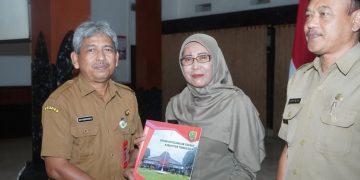 Sekda Trenggalek Serahkan SK Pensiun kepada 104 ASN yang Akan Purna Tugas