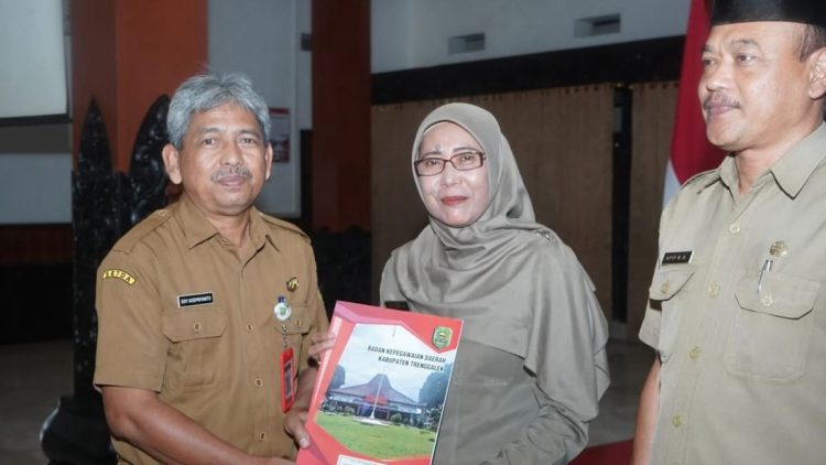 Sekda Trenggalek Serahkan SK Pensiun kepada 104 ASN yang Akan Purna Tugas