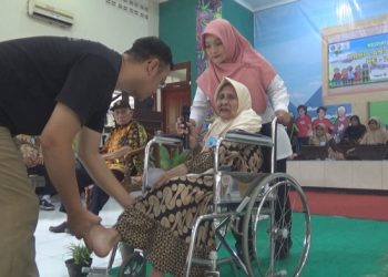 Begini Akibatnya Jika Nenek Ikut Fashion Show, Kram di Kursi Roda