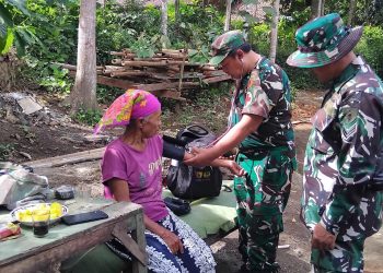 Pemeriksaan kesehatan rutin yang dilakukan oleh personil TNI program TMMD ke 124 terhadap warga setempat