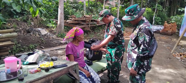Pemeriksaan kesehatan rutin yang dilakukan oleh personil TNI program TMMD ke 124 terhadap warga setempat