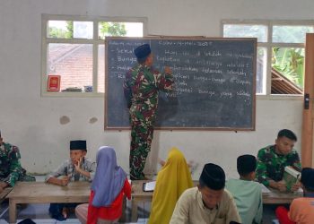 Satgas TMMD ke 124 di Desa Plalangan saat mengajar ngaji di Yayasan Al-Jazuli