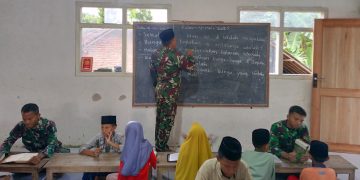 Satgas TMMD ke 124 di Desa Plalangan saat mengajar ngaji di Yayasan Al-Jazuli
