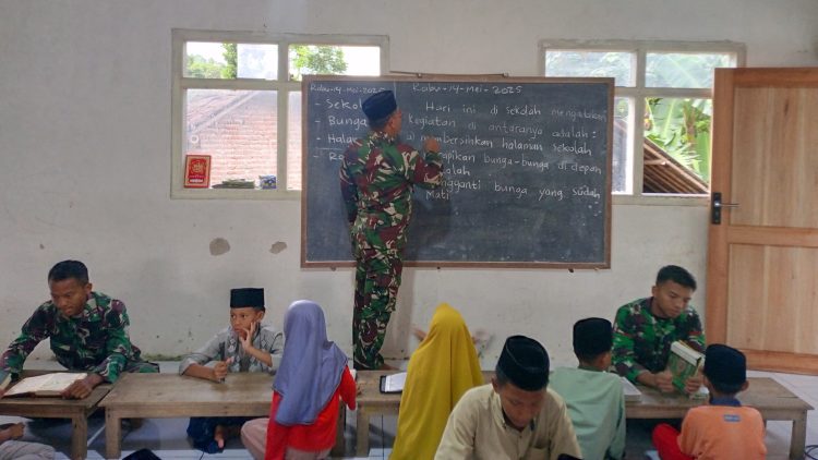 Satgas TMMD ke 124 di Desa Plalangan saat mengajar ngaji di Yayasan Al-Jazuli