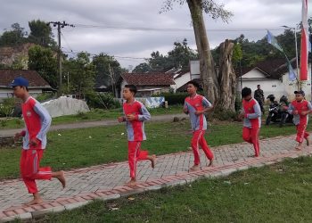 Siswa-siswi yang sedang berolahraga disepanjang jogging trek hasil pembangunan program TMMD ke 124