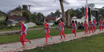 Siswa-siswi yang sedang berolahraga disepanjang jogging trek hasil pembangunan program TMMD ke 124